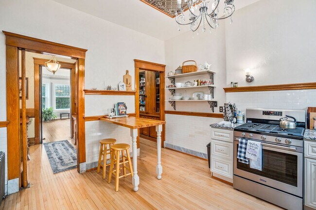 Building Photo - Beautiful 3 Bedroom/2 Bathroom First Floor Apartment in East Duluth Mansion - AVAILABLE JUNE!