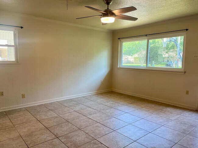 Building Photo - 3 Bed/2 Bath Broadmoor home with Bonus Room