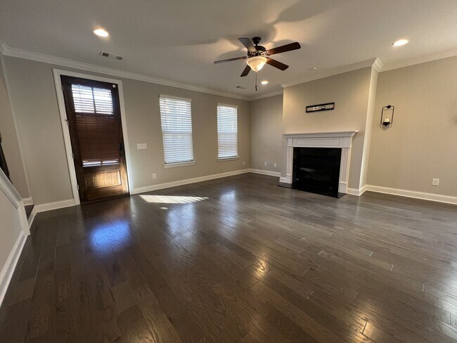 Building Photo - Charming and Convenient Home in Hendersonville