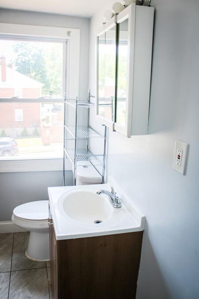 Building Photo - Stunning 3-Bedroom Home with Modern Amenit...