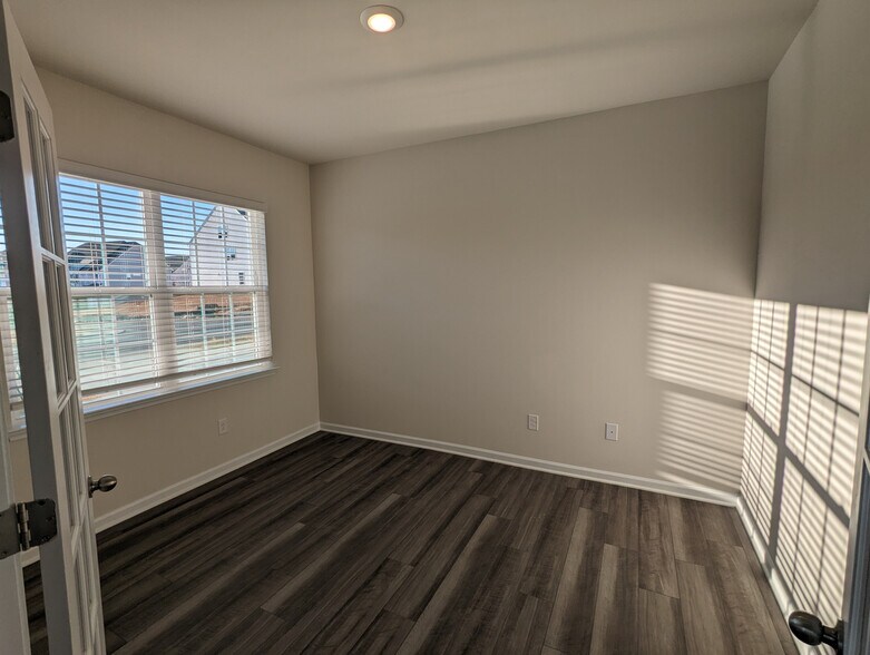 Building Photo - Room in Single Family Home on Kennerly Ctr Dr