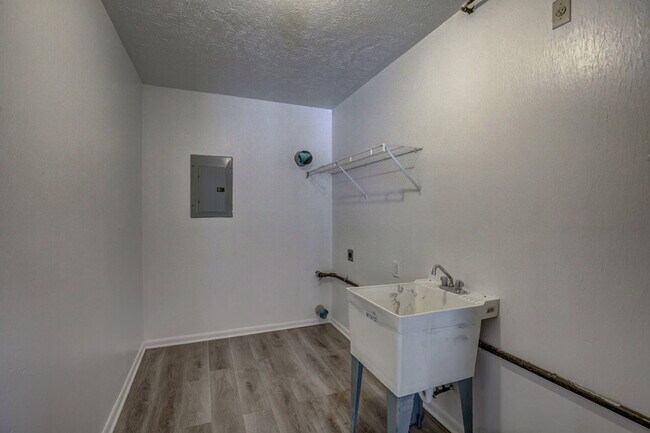 Building Photo - 4489 Ammon Ave