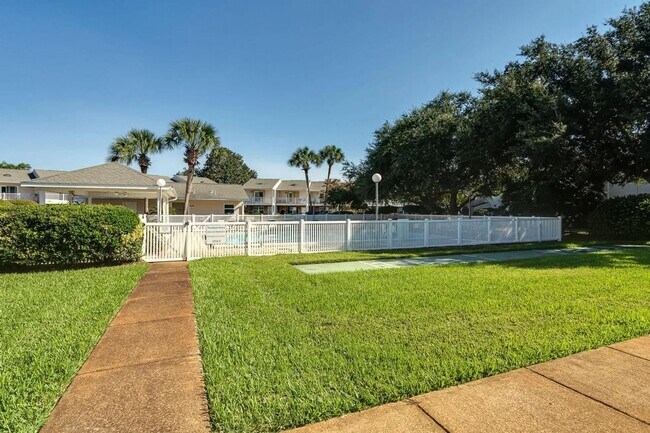 Building Photo - Furnished Townhome within walking distance...