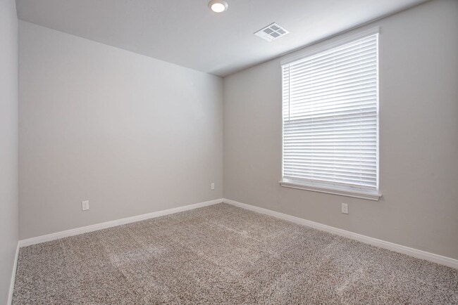 Building Photo - $500 Off the First Full Months Rent!!