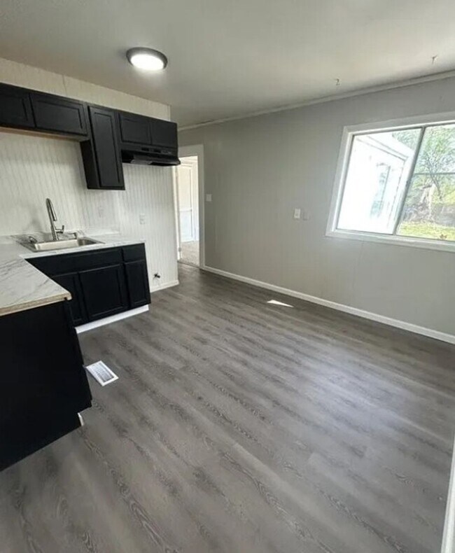 Building Photo - 1711 Parklane Dr
