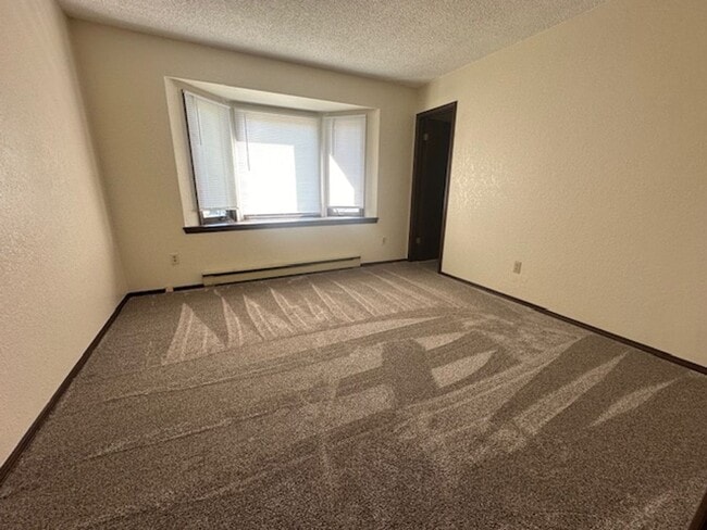 Building Photo - Three Bedroom / Two Bathroom Home