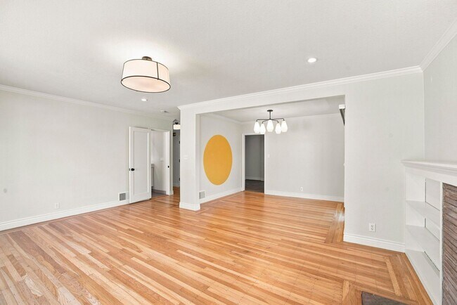 Building Photo - Sun-Drenched Lakeshore Living