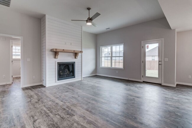 Building Photo - Beautiful, BRAND-NEW 3-bedroom, 2-bath hom...