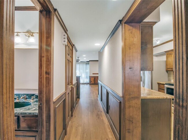 Building Photo - 452 N Post Oak Ln