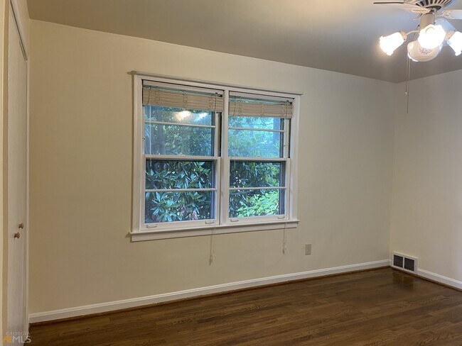 Building Photo - 2022 Woodbine Terrace NE