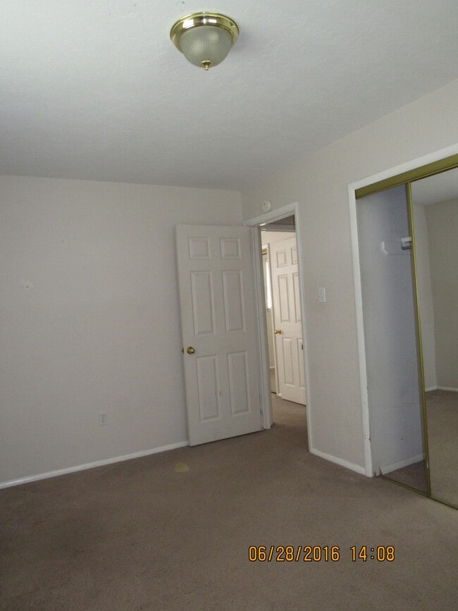Building Photo - MOVE IN SPECIAL: $200 OFF OF THE 1ST FULL MONTH'S RENT! New carpet and freshly painted interiors