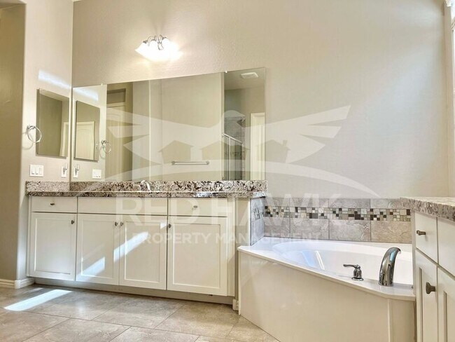 Building Photo - 3567 E Chestnut Ln