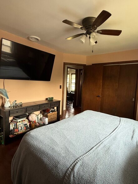Building Photo - 809 Croghan Ave