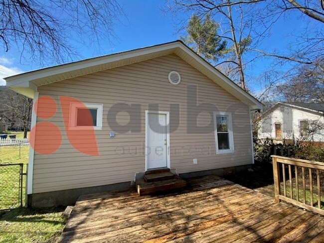 Building Photo - Charming 2 BR 2 BA in St Elmo Leasing Spec...