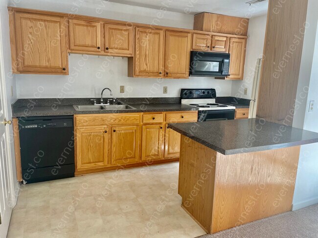 Building Photo - 2 Bed/1.5 Bath Townhome with Spacious Living