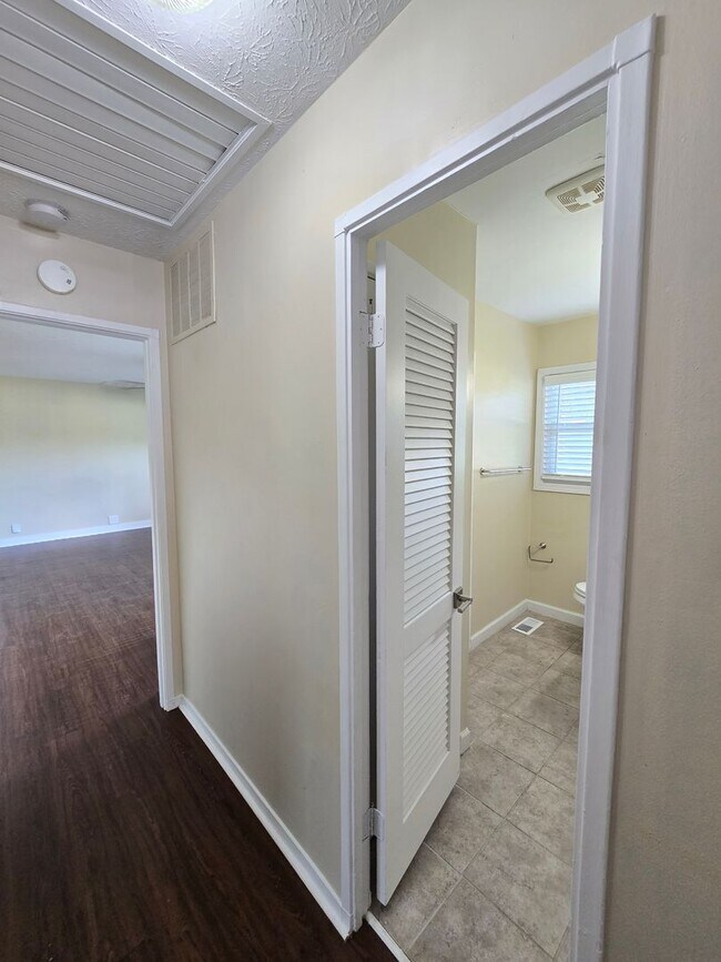 Building Photo - YOU CAN STOP YOUR SEARCH! Jeffersontown / Jtown Rental with 3 Bedrooms, 1 Full Baths, Ranch, 1 Ca...