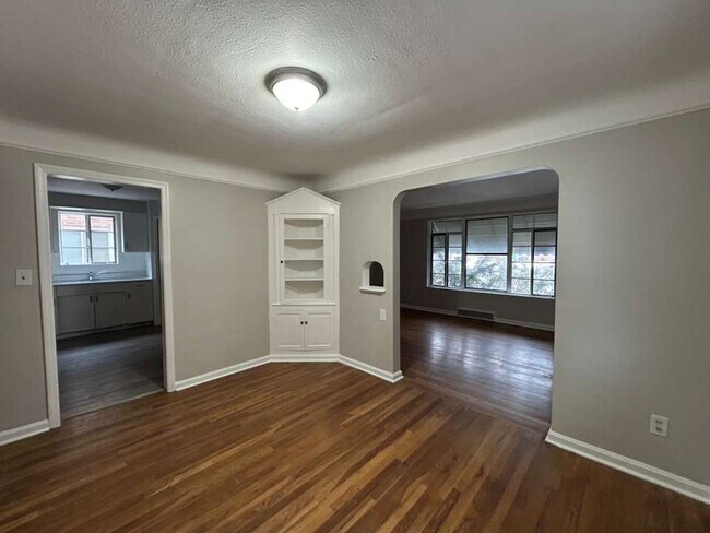 Building Photo - 19181 Lakeshore Blvd