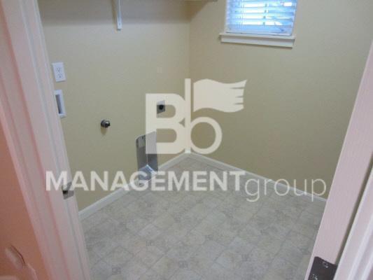 Building Photo - Beautiful Beaverton Home with Spacious Yard and Solar Panels that Save You Money!