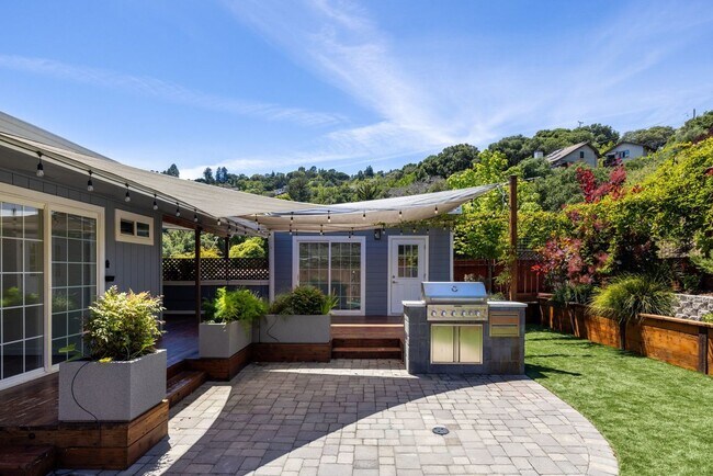 Building Photo - Beautiful Duplex In Highly Desirable San Rafael!