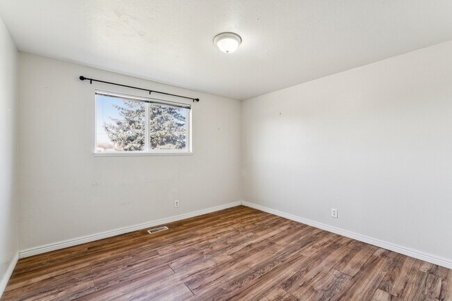 Building Photo - 420 S Five Mile Rd