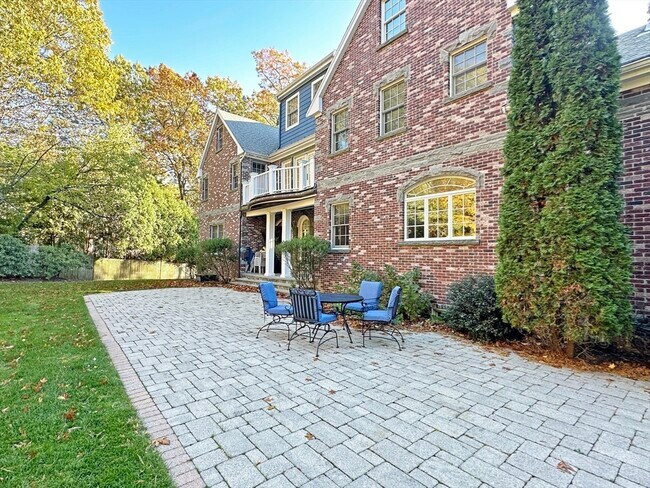 Building Photo - 66 Forest Ave