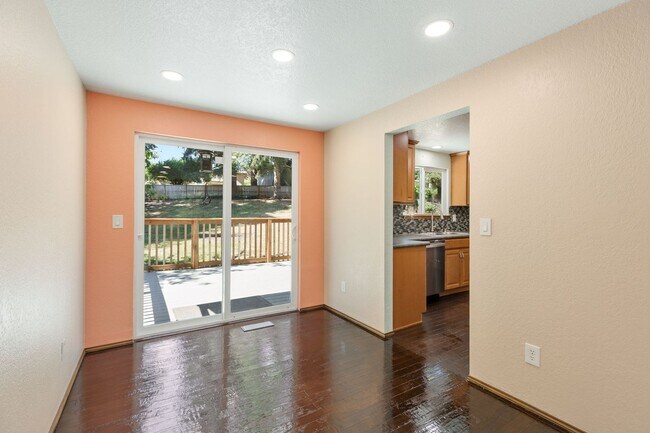 Building Photo - 8620 Shadow Wood Dr