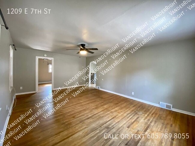 Building Photo - 1209 E 7th St