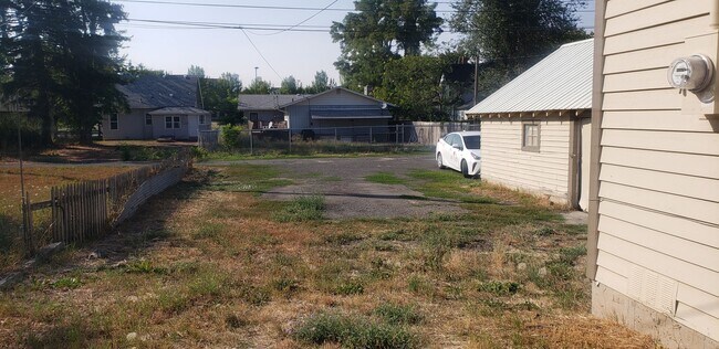 Building Photo - Cheney-5 bed 2.5 bath house Available Now