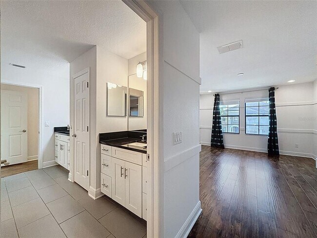 Building Photo - 10701 Laurel Vista Way