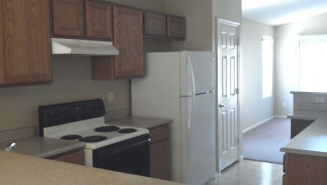 Building Photo - COMING SOON! Bright, Open Floorplan - Close to Freeways