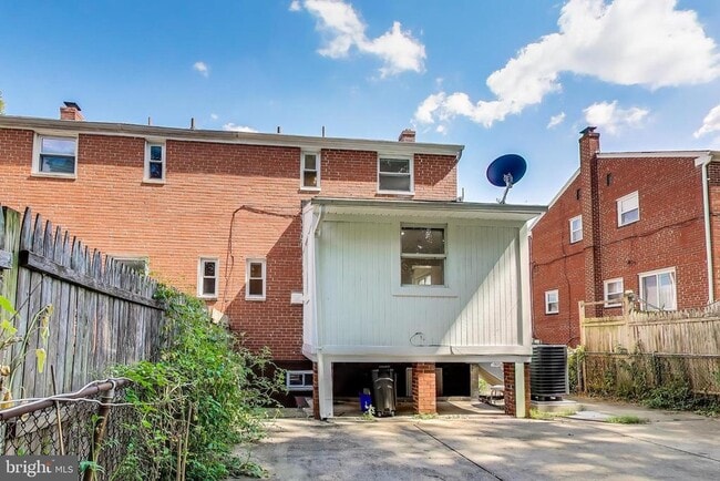 Building Photo - 3407 Floral St