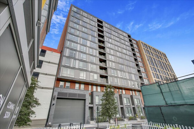 Primary Photo - LUXURY LIVING - Fabulous 1 Bed/1 Bath cond...