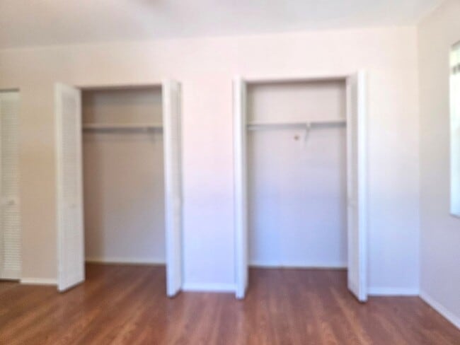 Building Photo - NEW PRICE / N Tamiami Trail / Townhouse