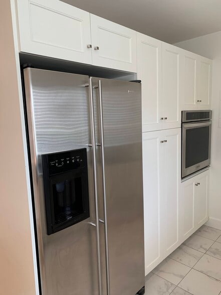Wall Oven and Stainless Refrigerator/Freezer - 848 N Kilkea Dr