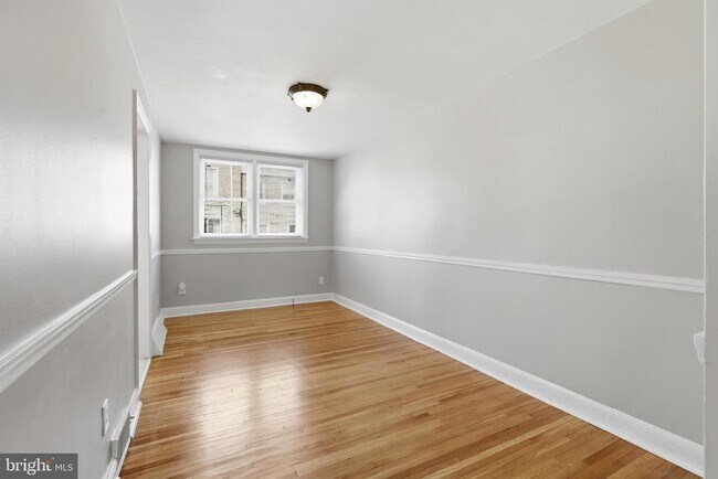 Building Photo - 271 W Wyncliffe Ave