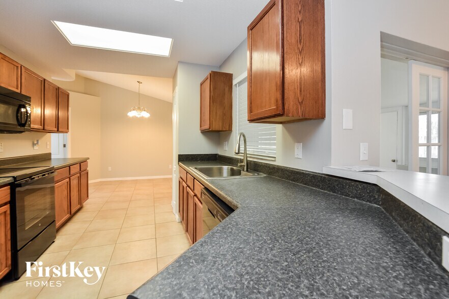 Building Photo - 1066 Ireland Dr