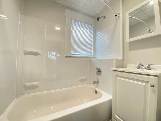 Building Photo - 8 Parkinson Ct