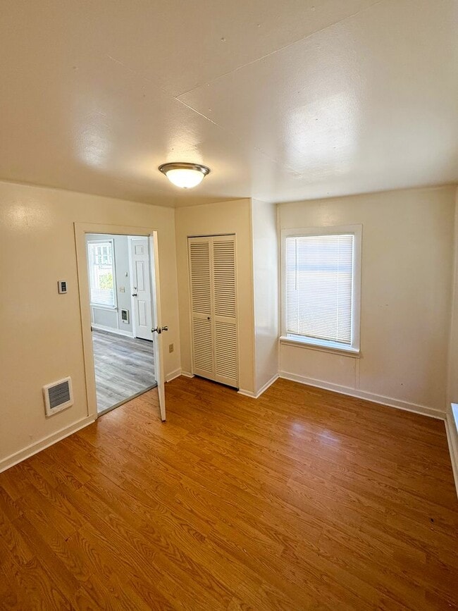 Building Photo - One Bedroom House In Port Hadlock