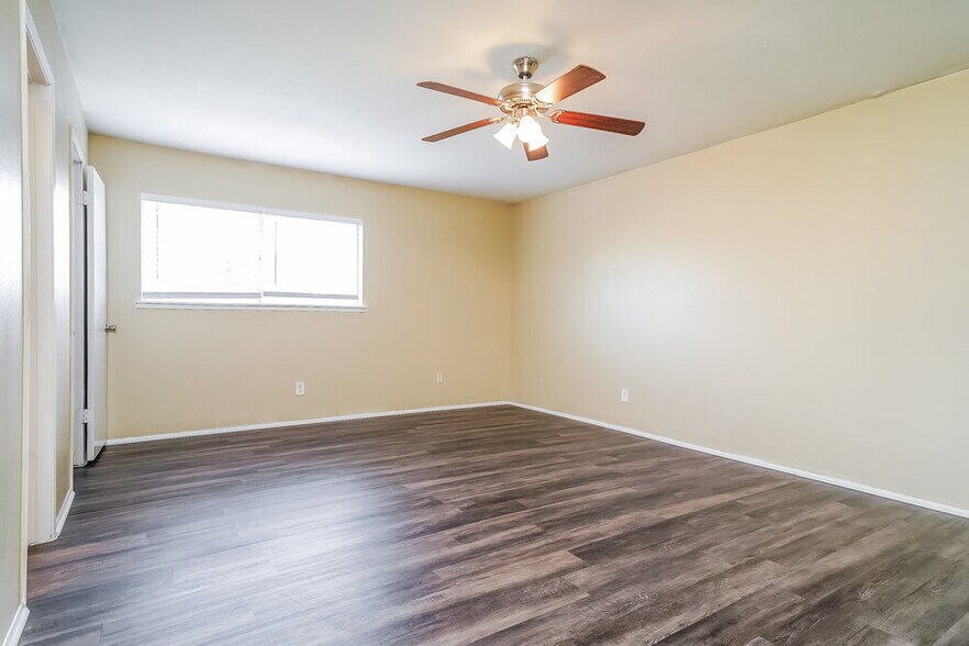 Building Photo - 3214 Greentree Dr