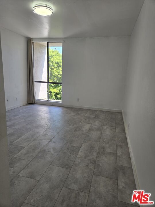 Building Photo - 8535 W Knoll Dr