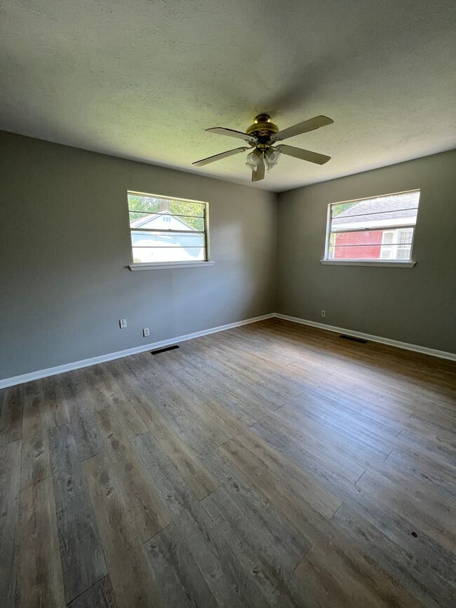 Building Photo - Updated 5 bedroom 2.5 bathroom home in a g...