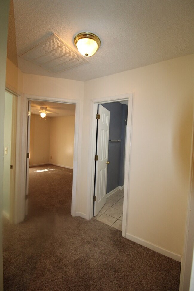 Building Photo - 305 Trillium Ln