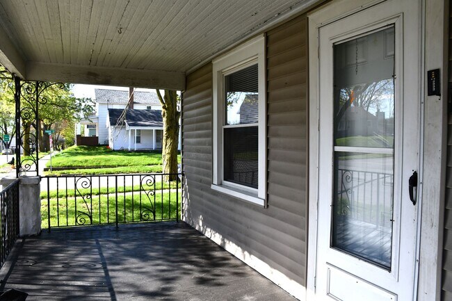 Building Photo - NEW LISTING!! 3 Bedroom House