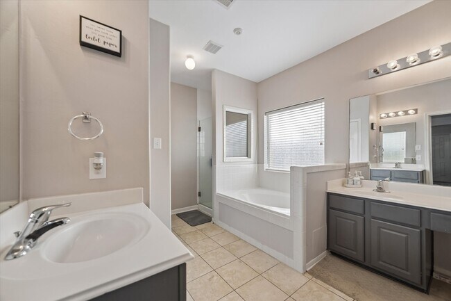 Building Photo - 21702 Cozy Hollow Ln