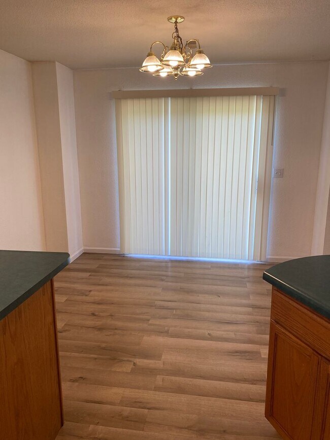 Building Photo - 3 bedroom/2 bathroom single family home!  ...