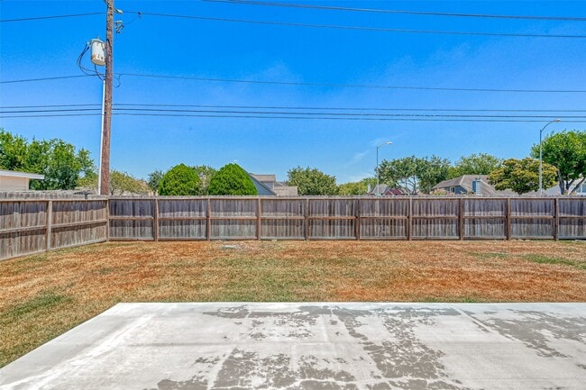 Building Photo - 16015 Surrey Woods Dr