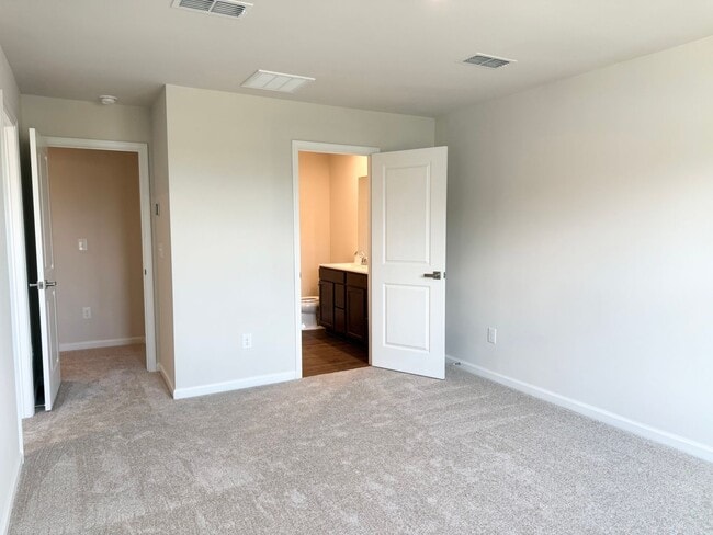 Building Photo - Modern 3-Bedroom Townhouse with Garage & P...