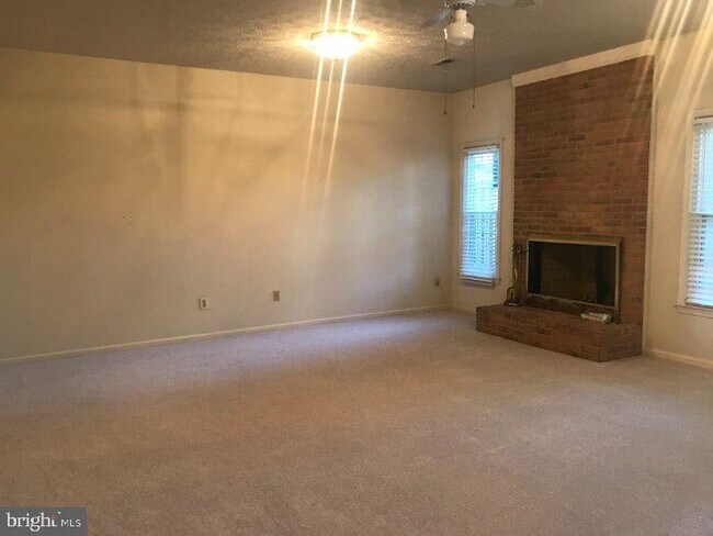 Building Photo - 5142 Woodford Dr