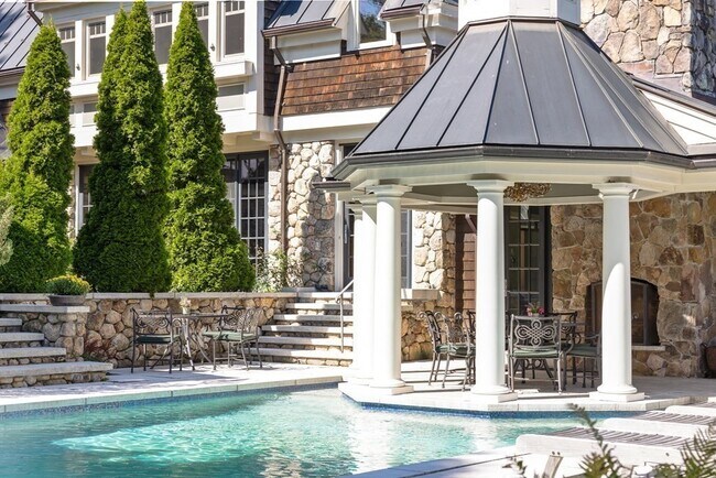 Building Photo - 100 Summer St