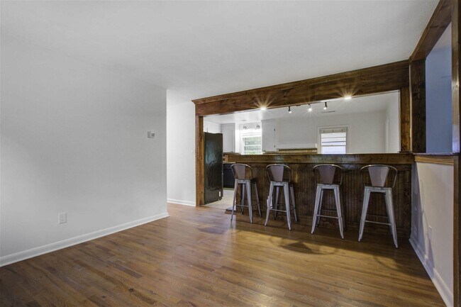 Building Photo - 221 Forest Cir